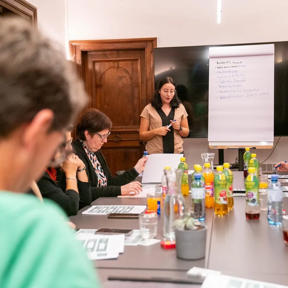 Canva-Workshop mit einem Team vor Ort
